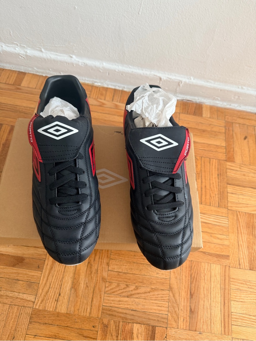 Umbro Men’s Black & Red Soccer Cleats /Soccer Shoes